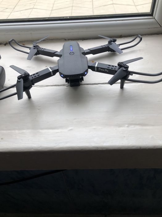 Дрон  модель Е88