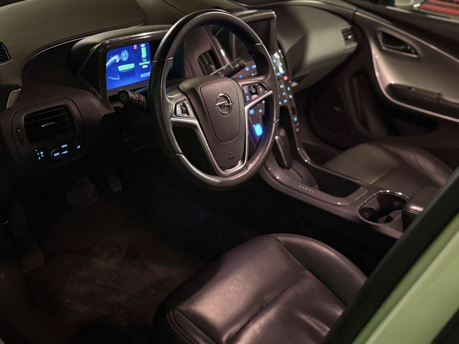 Inchiriere auto Seat Leon/Opel Ampera