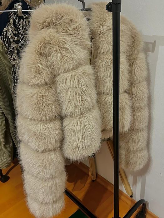 Бежово яке с Пух