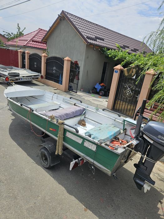 Vând barca aluminiu motor si peridoc înmatriculat