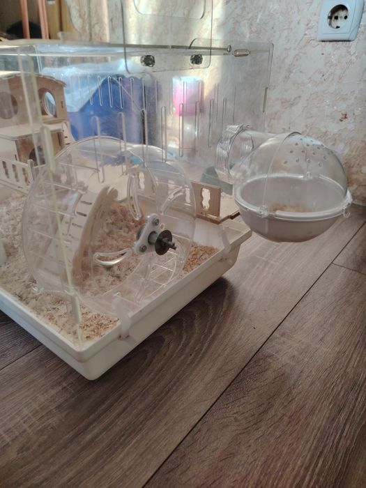 Продам клетку для хомяков.