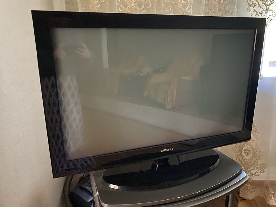 Продам телевизор на запчасти