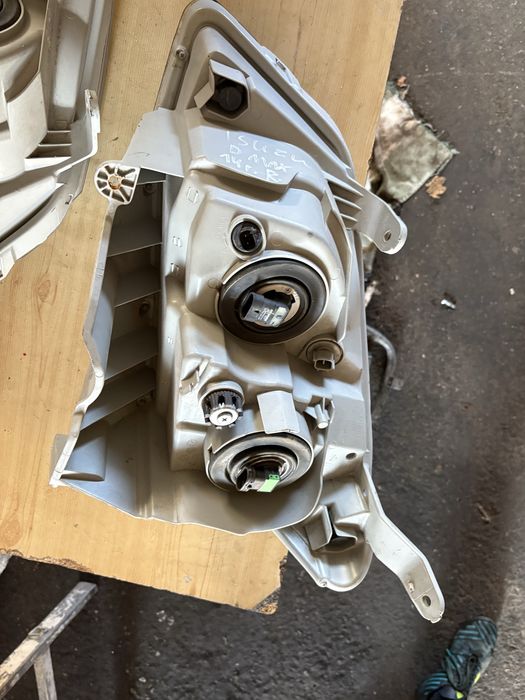 Isuzu D Max 2014 година Фарове