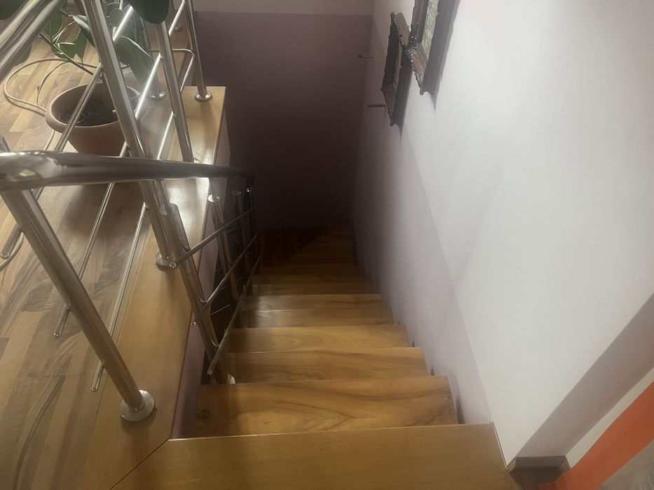 Scară de fier demontabilă imbrăcată în lemn de nuc