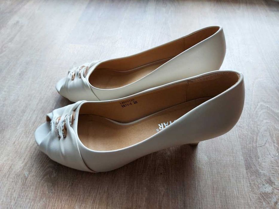 Чисто нови необувани официални бели обувки в оригиналната кутия