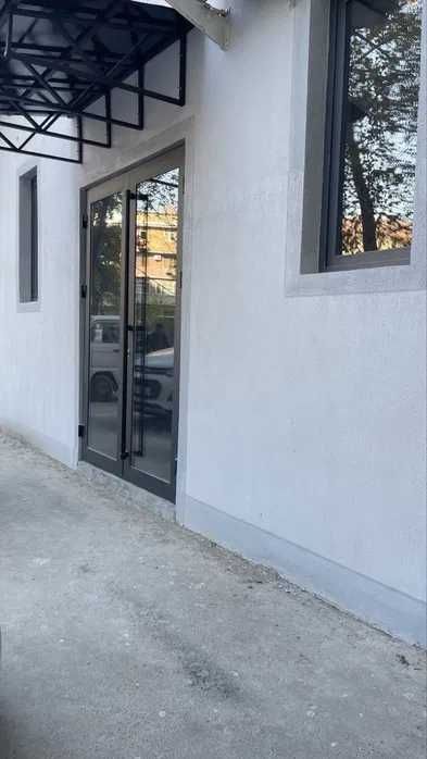 Продаётся нежилое помещение 42 м кв рядом с метро Айбек, центр.