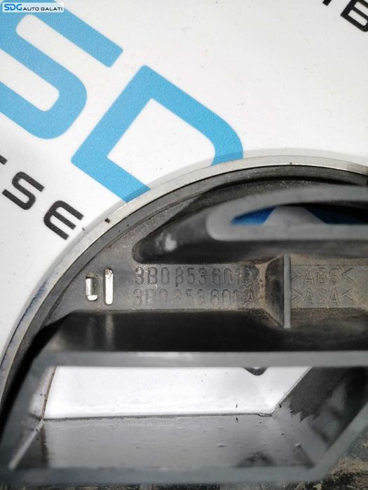 Sigla Emblema de pe Grila Bara Spoiler Fata Volkswagen Transporter T4 1996 - 2004 Cod 3B0853601 3B0853601A