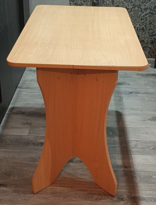 Продаётся б/у, кухонный стол