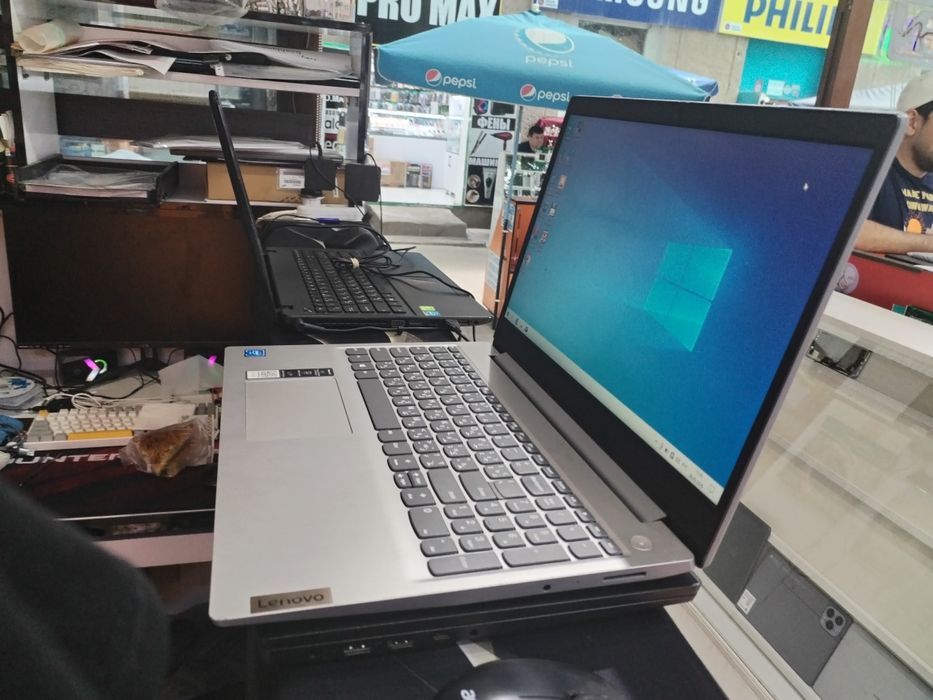 Noubook sotiladi Lenovo