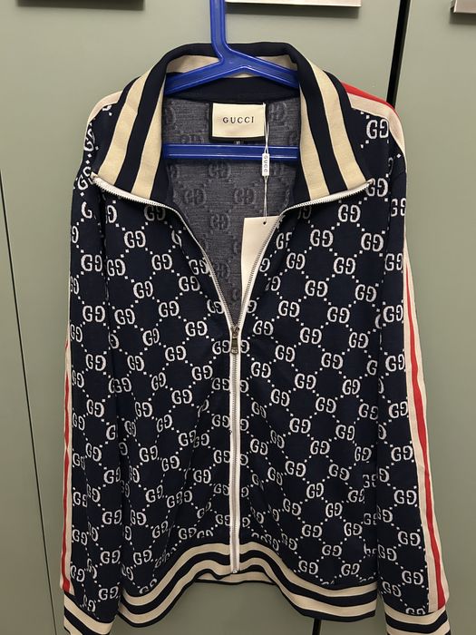 Продавам чисто ново спортно яке на Gucci