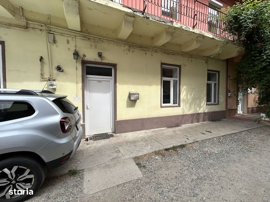Vand spatiu ultracentral,Revolutiei(Teatru)in curte,parter, st.124 mp.