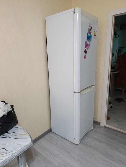 Продаю холодильник индезит