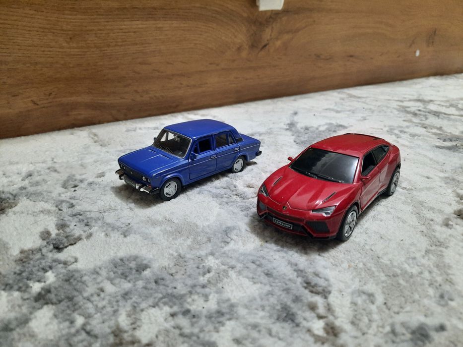 Металлические машинки в отличном состоянии 2 шт 150.000