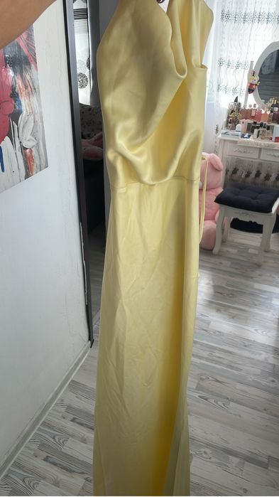 Rochii noi nepurtate superbe