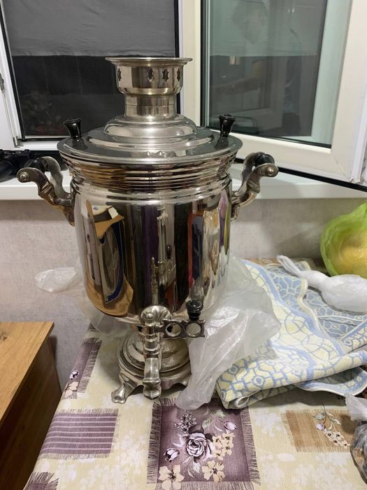 Самовар 1 асрли холати яхши чойнаги бор олдида