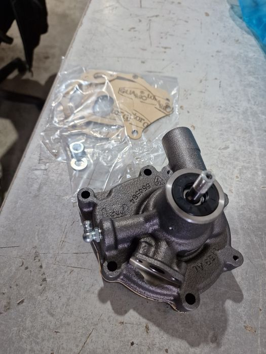 Pompa apă tractor fiat 312 originala import Italia preț 650 lei se pat