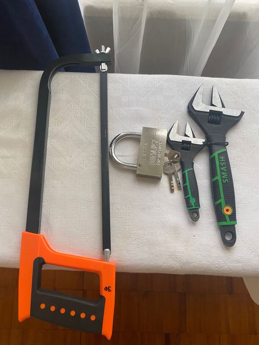 Ключ разводной 2 шт, пила и замок.
