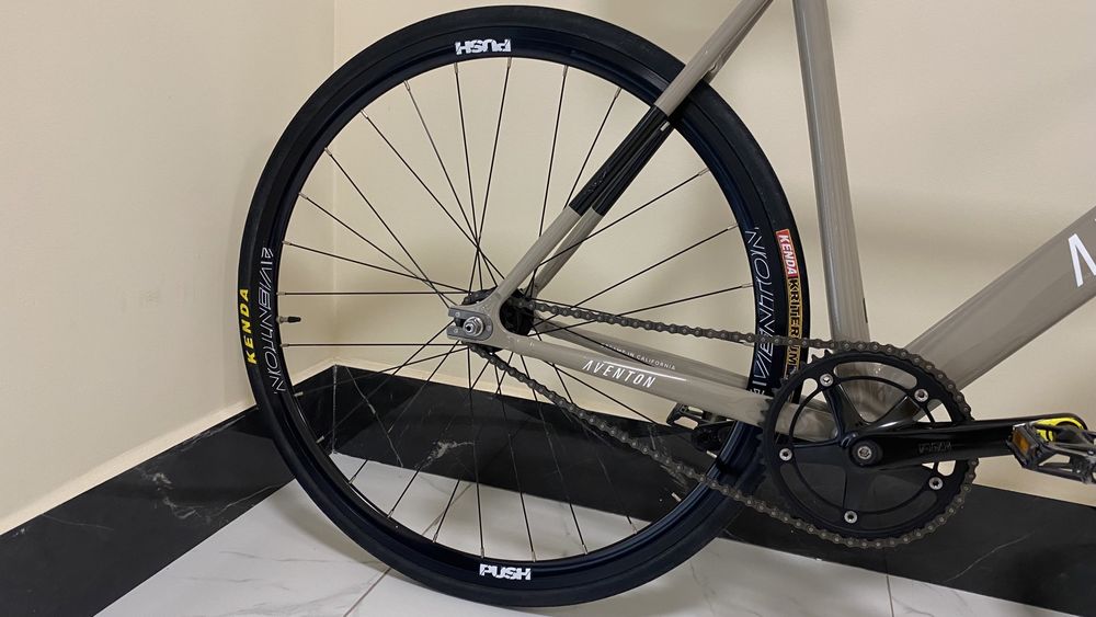 Велосипед трек фикс Aventon
