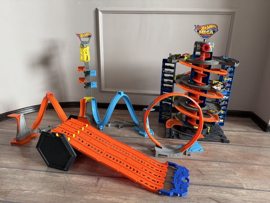 Город Hotweels и 165 машинок