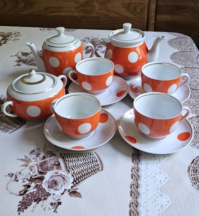 Подставка для фруктов.Конфетницы по 2 шт..Блюдо с 4мя отделениями..Нов