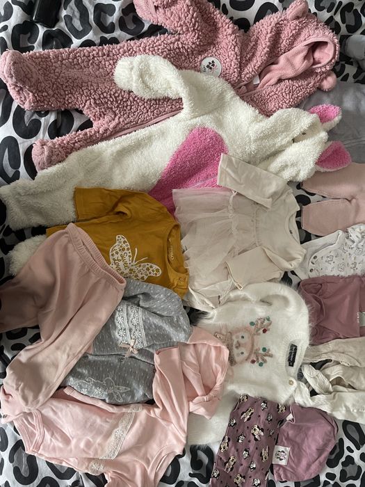 Lot haine aprox 40 piese, stare buna, 56-62 cm bebe 1-6 luni vedeti pozele