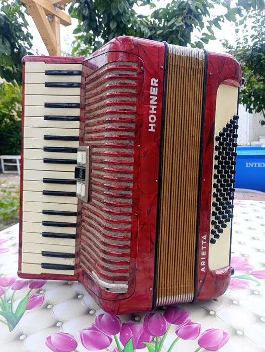Vând acordeon HOHNER cu toc.