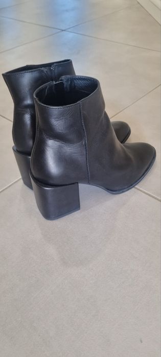 Продавам дамски боти.