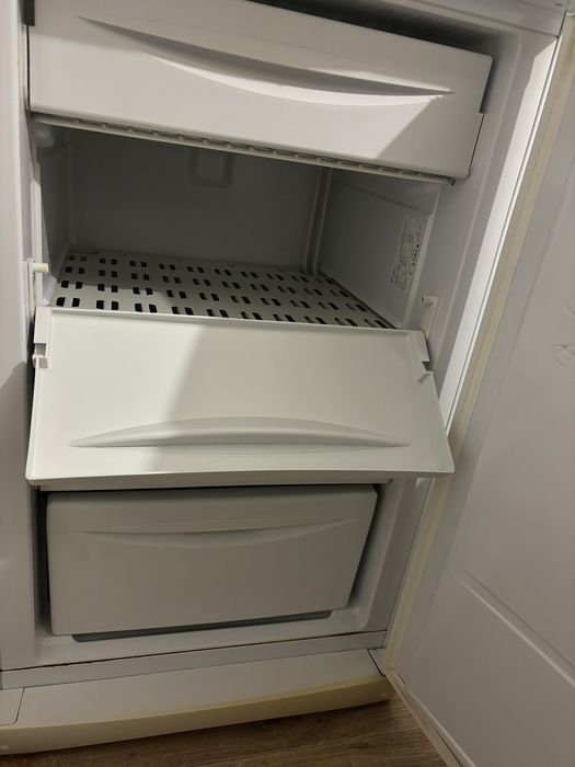 Продам морозильник Indesit