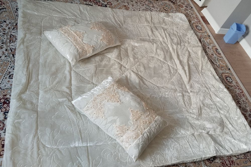 Көрпе екі көпшікпен