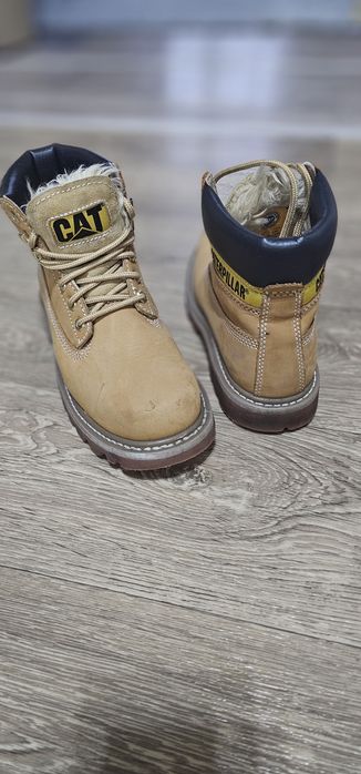 Продаю зимние боты Caterpillar