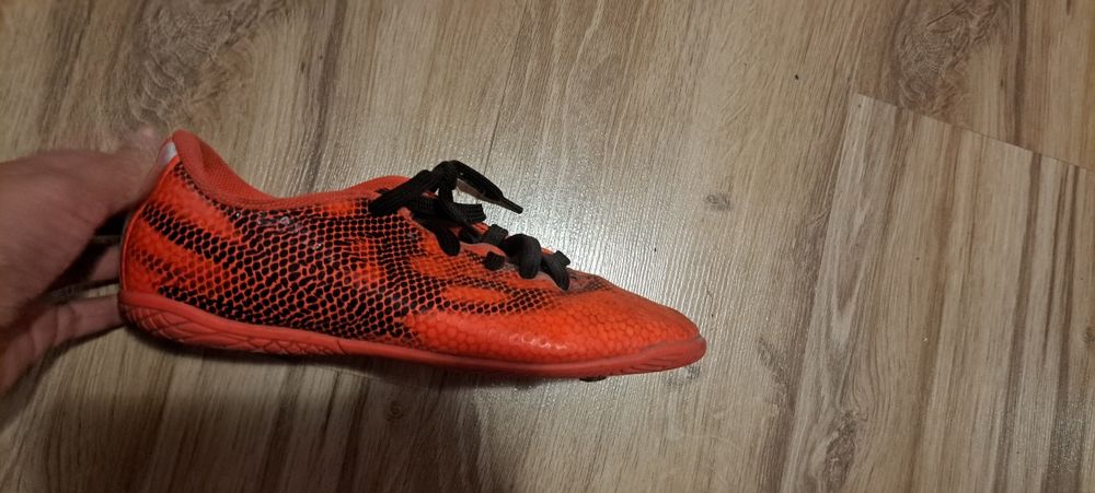 Футболни обувки adidas