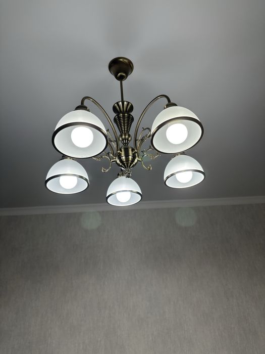 Продам б/у люстры.