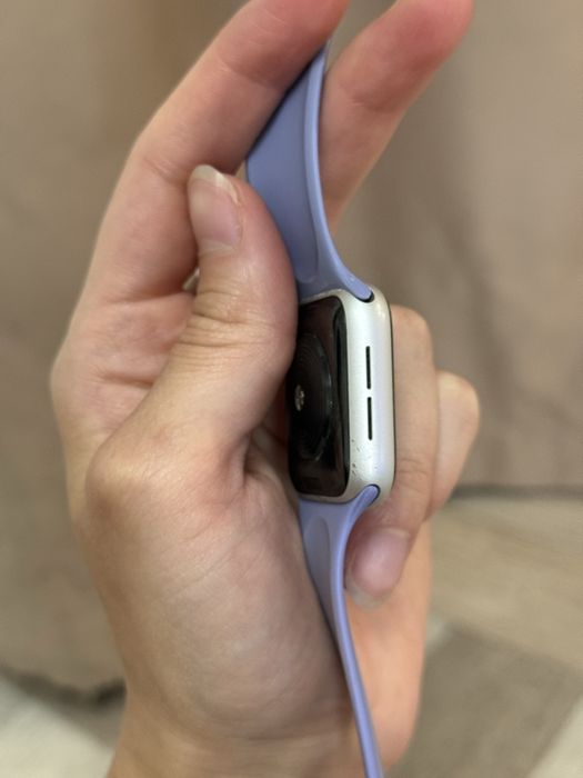 Продам Apple Watch SE