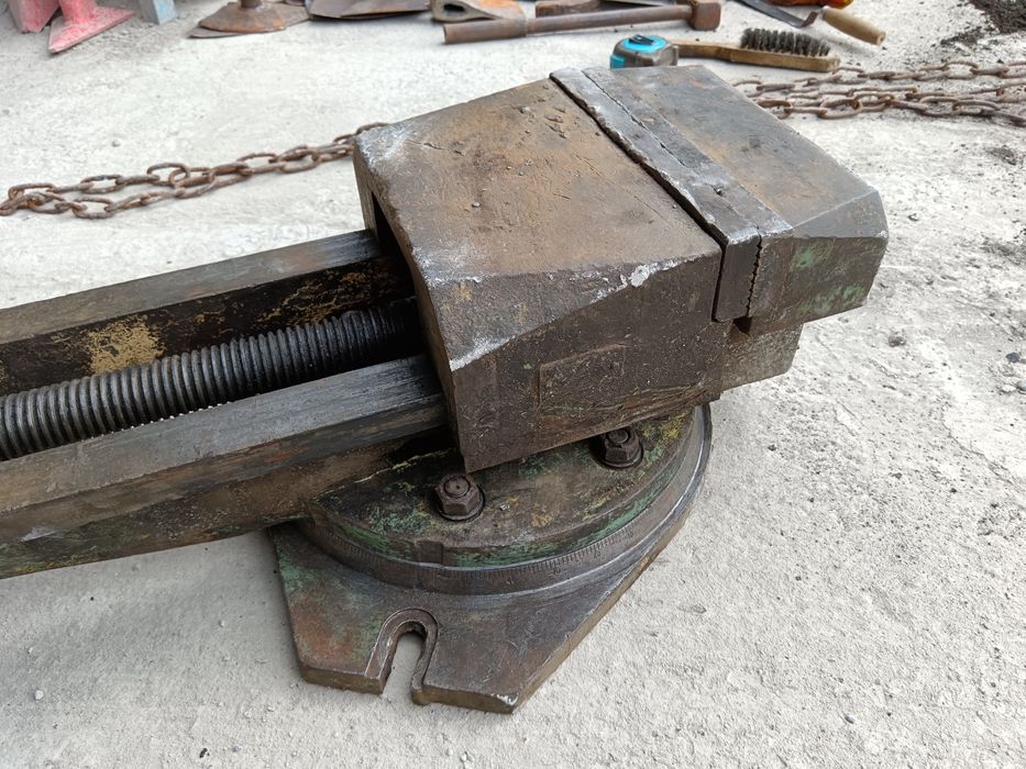 Станочные тиски со шкалой.