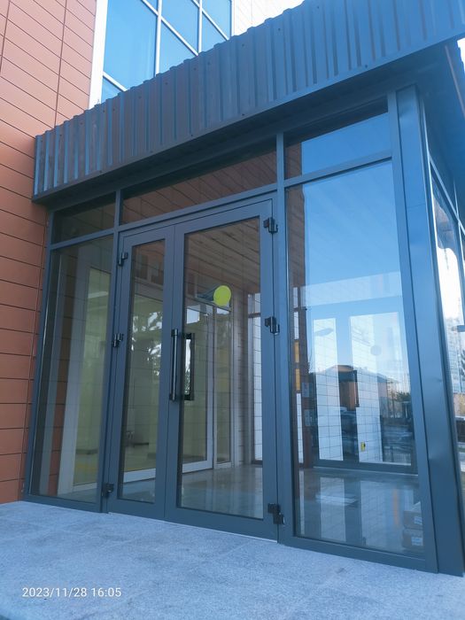 Окна, двери, тамбур.