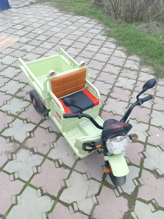 Детский электротрицикл с кузовом (грузовой трицикл) — почти новый