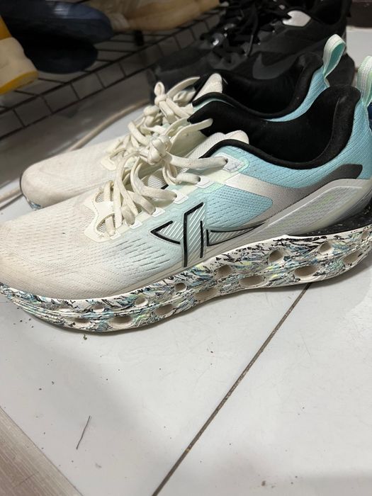 Кроссовки 20мыннан екеуы 40мын