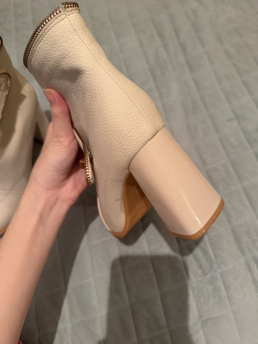 Белые туфли на каблуке