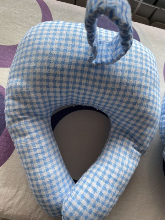 Бебешка възглавница, която държи бутилка мляко