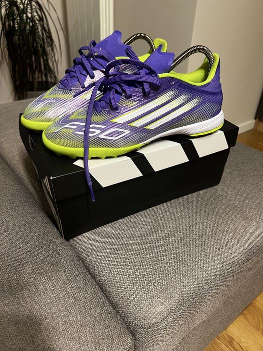 Adidasi adidas fotbal