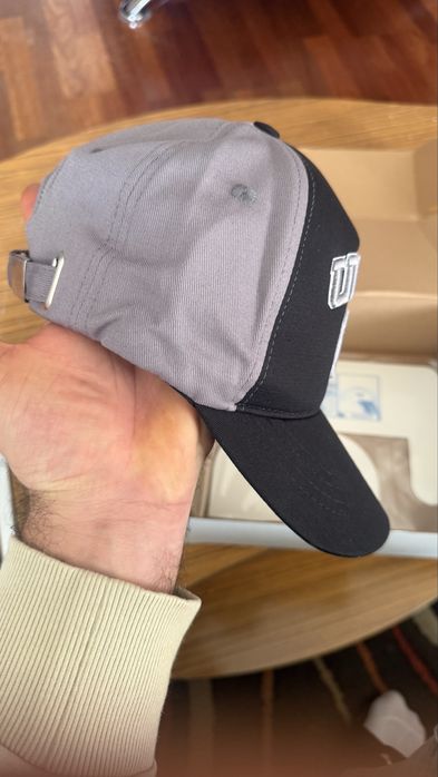 Бейзболна шапка с козирка