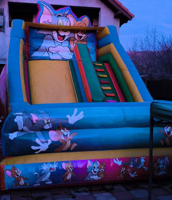 Vând tobogan gonflabil mare 7/5m