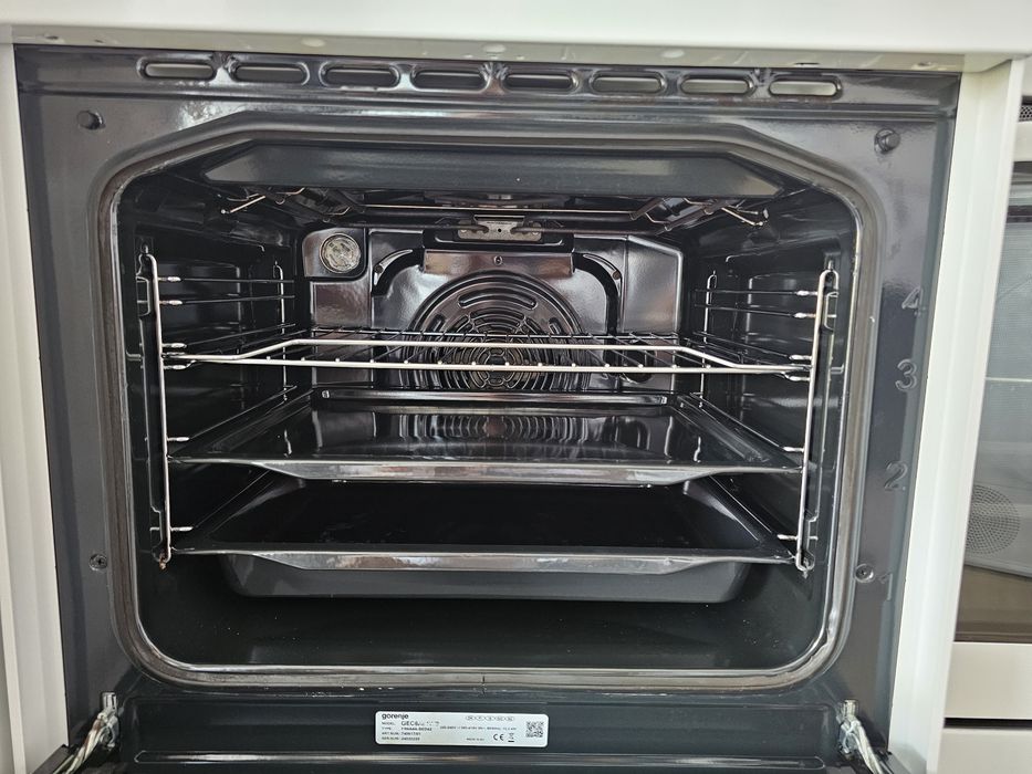 Свободностояща печка с керамичен плот Gorenje