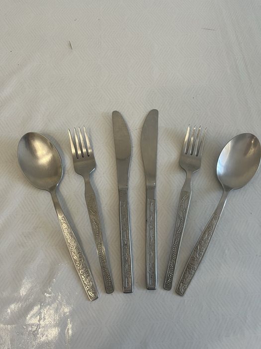 Столовые приборы(вилки,ложки)