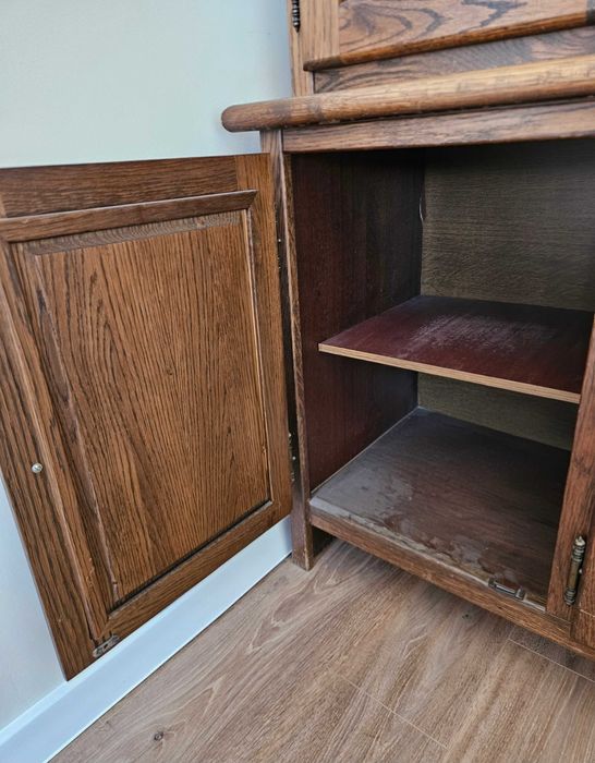 Масивен дървен шкаф/витрина с осветление