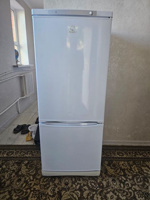 Продам холодильник Indesit
