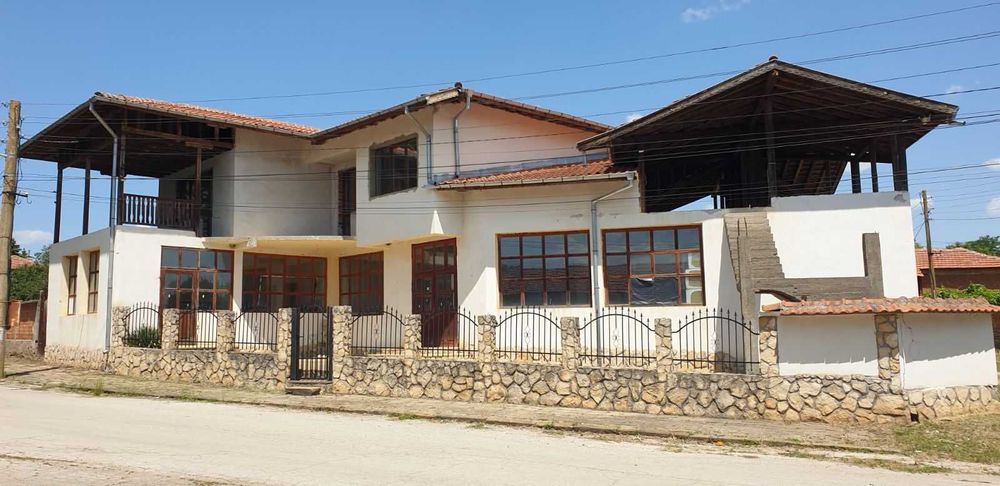 Масивна тухлена къща