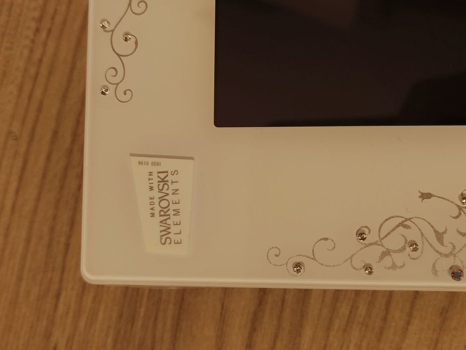 Дигитална фоторамка, украсена с камъни Swarovski