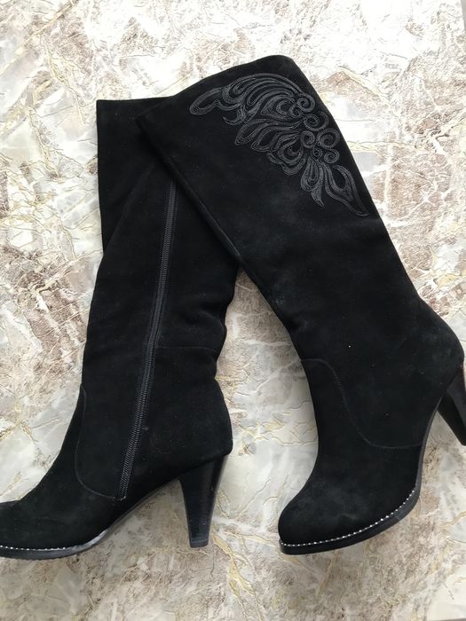 Продам замшевые сапоги