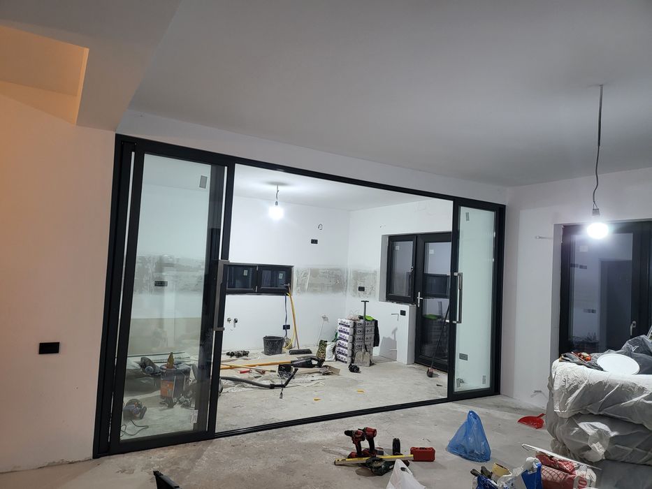 Usi glisante din aluminiu cu geam termopan